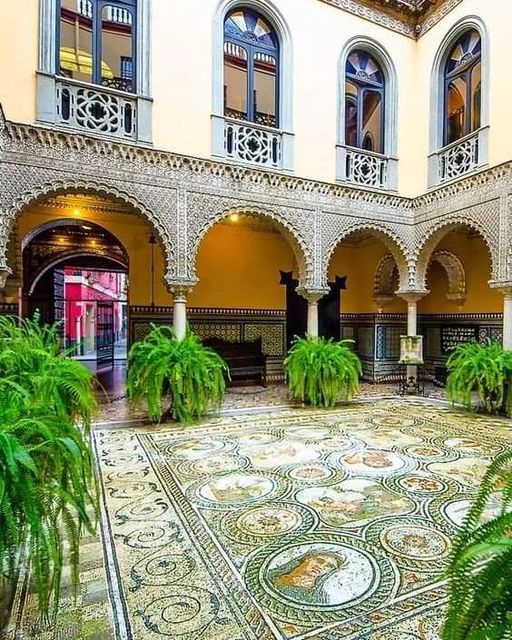 El Palacio de Lebrija se encuentra Ubicado en la calle Cuna, Sevilla, numero 8,