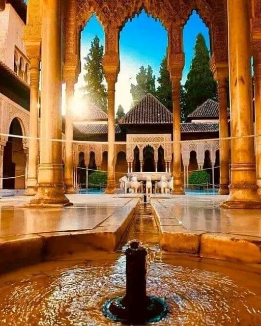 Patio de los leones la Alhambra Granada Andalucía España