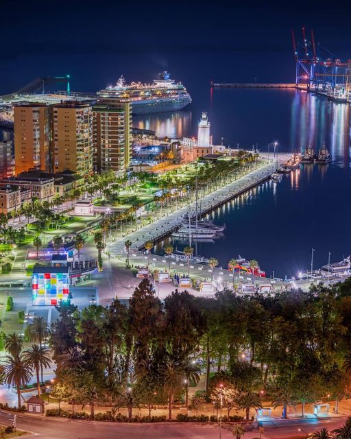 Preciosa, hospitalaria y cosmopolita, la ciudad de Málaga.
¡ Mágica  noche en  #